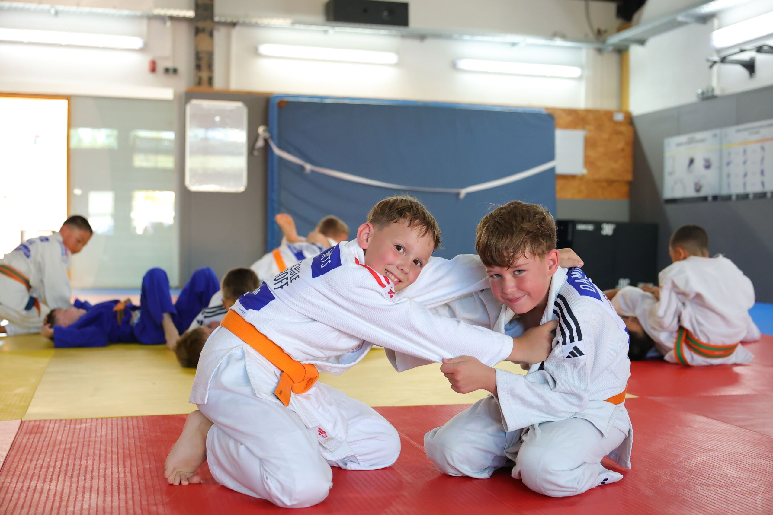 Bodenrandori Kniestand zwei Jungs