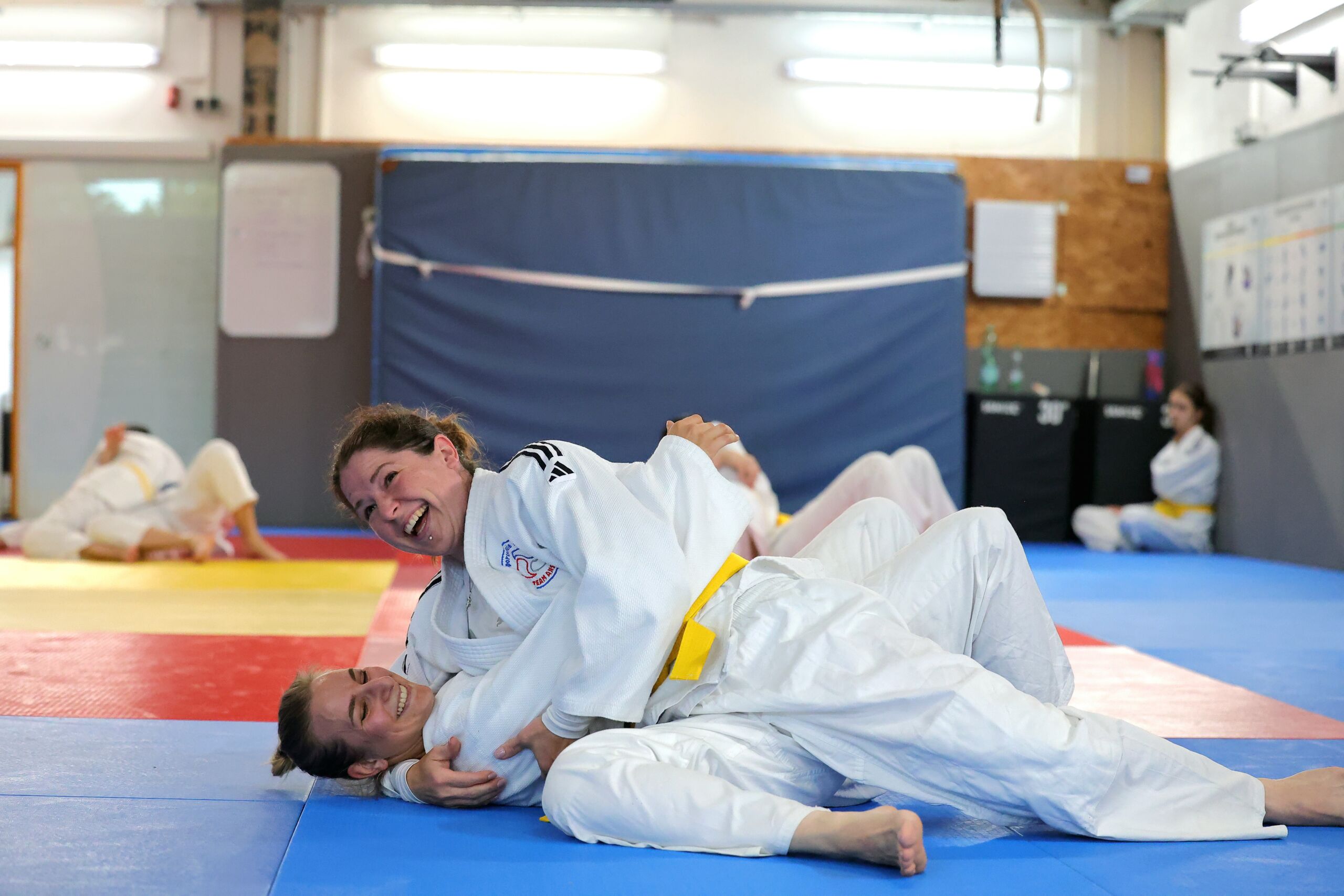 Kesa gatame zwei Frauen lachen