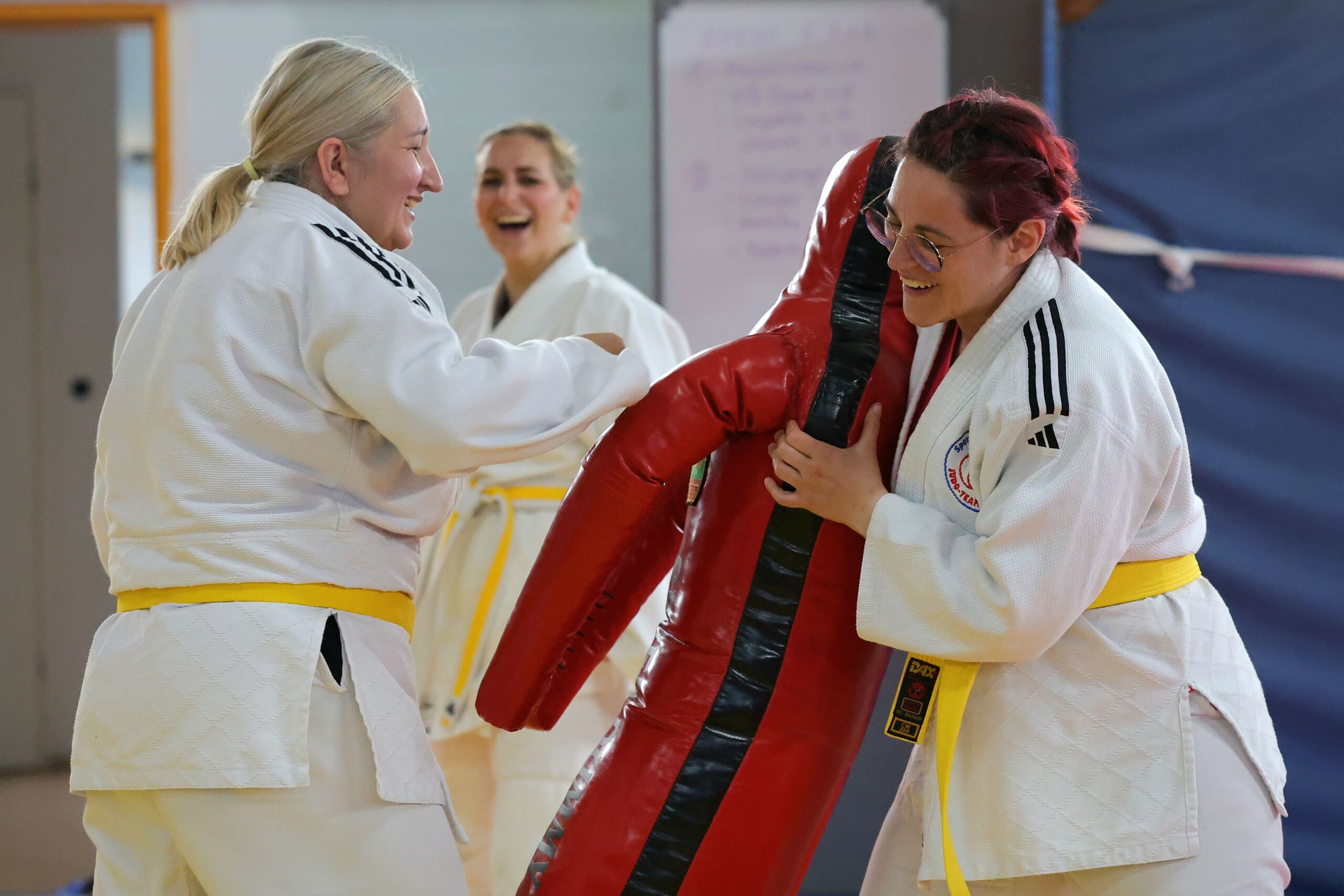 drei Frauen Puppe lachen